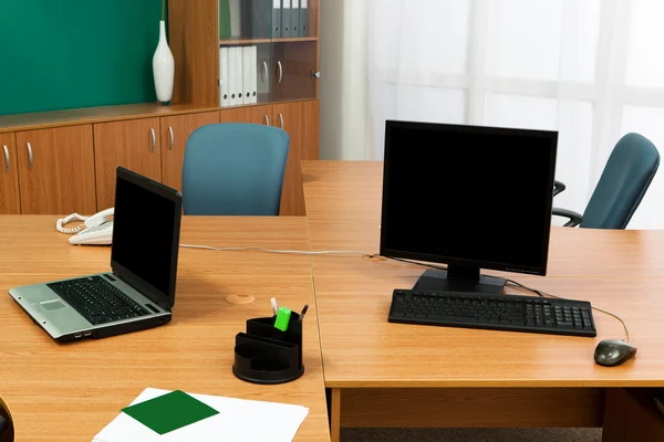 Computador e computador portátil em uma mesa — Fotografia de Stock