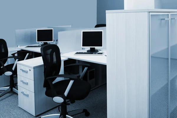 Computadoras en un escritorio —  Fotos de Stock