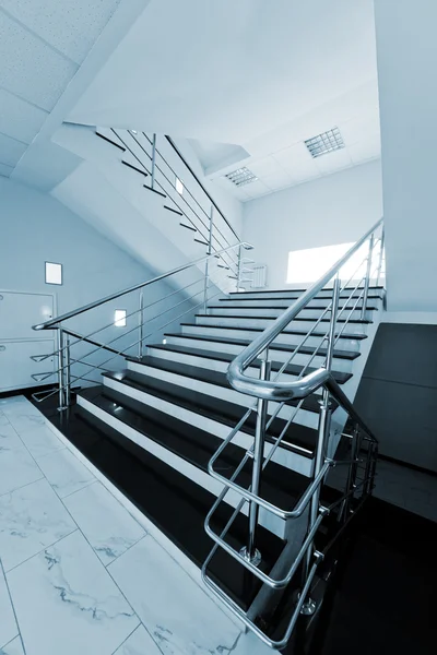 Мраморная лестница — стоковое фото
