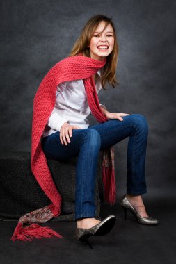 Uzun kırmızı eşarp ile kız