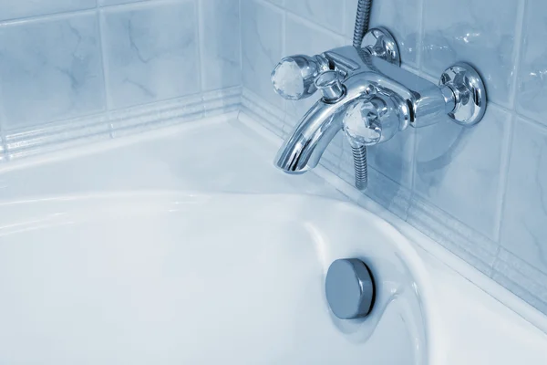 Banyo musluk ve beyaz — Stok fotoğraf