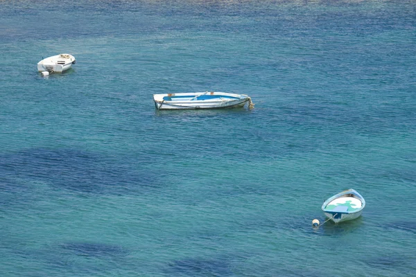 Човни в Середземному морі — стокове фото