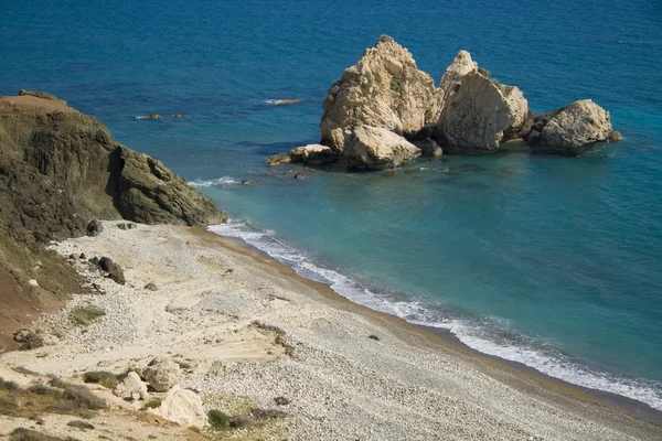 Rock i pustej plaży — Zdjęcie stockowe