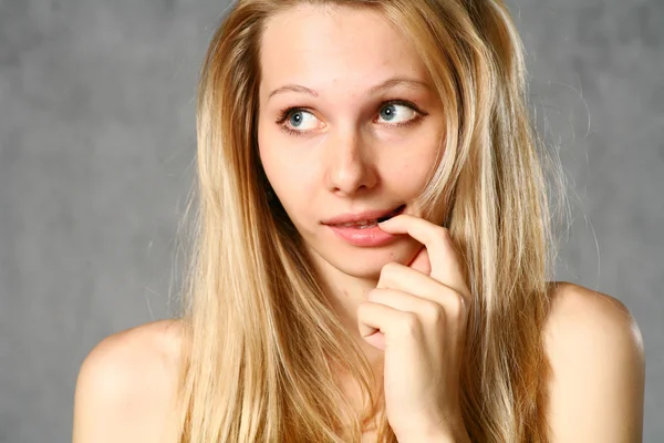 Schöne junge blonde Frau. Porträt. — Stockfoto