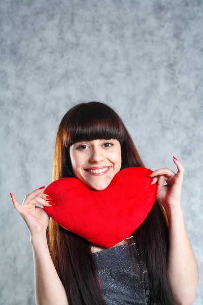 Vacker ung kvinna med rött hjärta — Stockfoto