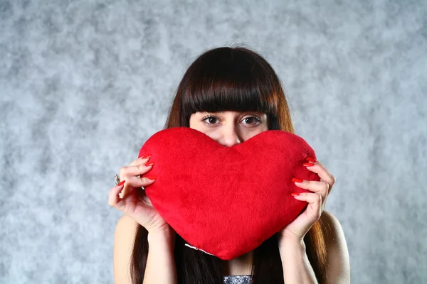 Hermosa joven sosteniendo el corazón rojo — Foto de Stock