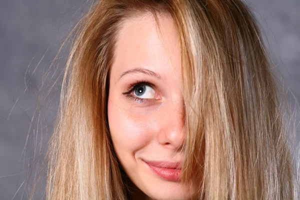 Vackra unga blonda kvinnan. porträtt. — Stockfoto