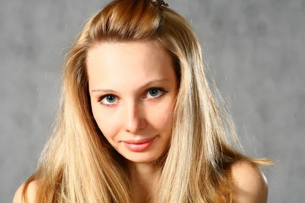 Vackra unga blonda kvinnan. porträtt. — Stockfoto