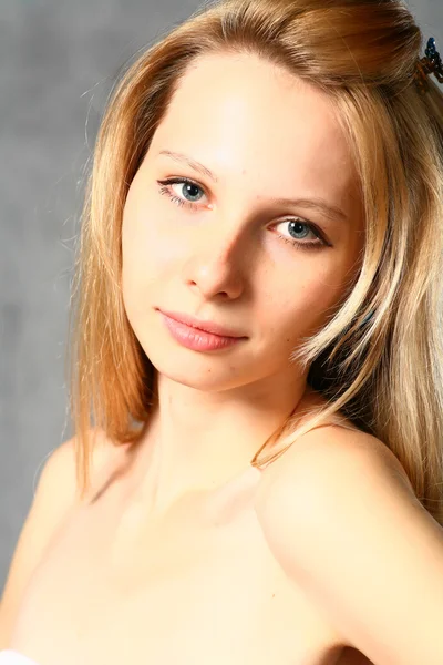 Schöne junge blonde Frau. Porträt. — Stockfoto