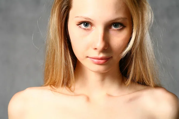 Szép fiatal szőke nő. portré. — Stock Fotó