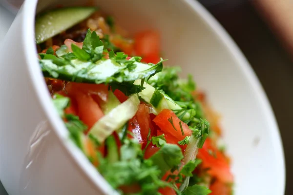 Салат из свежих овощей, крупный план . — стоковое фото