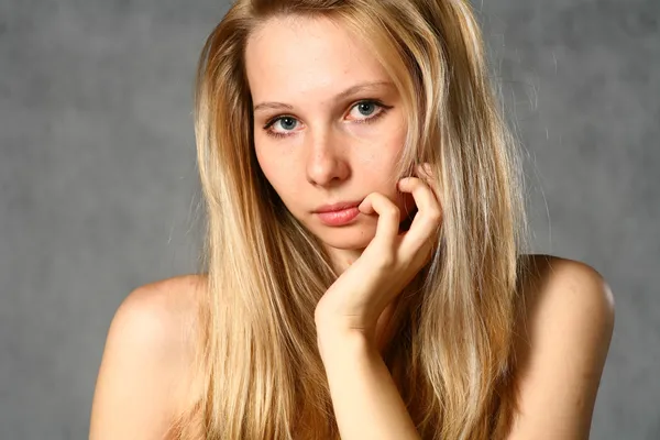 Belle jeune femme blonde. Portrait . — Photo