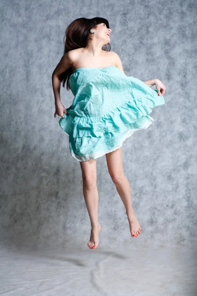 Jovem atraente morena saltando — Fotografia de Stock