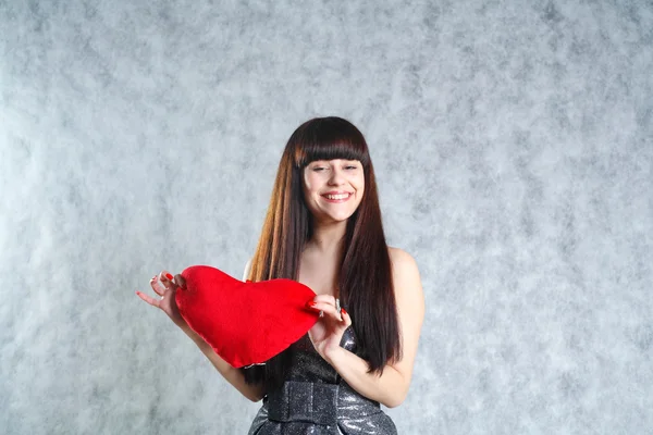 美丽的年轻女子，握着红色的心 — 图库照片