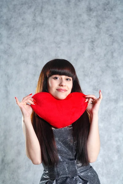 Mooie jonge vrouw met rood hart — Stockfoto