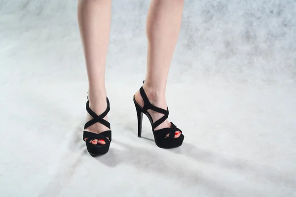 Gładki kobiece nogi na szarym tle — Zdjęcie stockowe