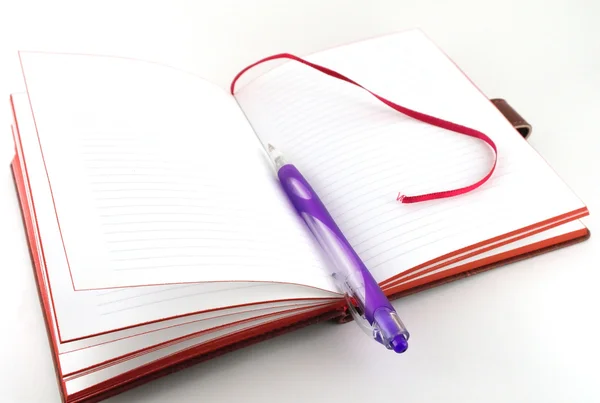 Caderno e caneta violeta — Fotografia de Stock