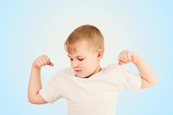 儿童显示他的手臂的肌肉 — 图库照片
