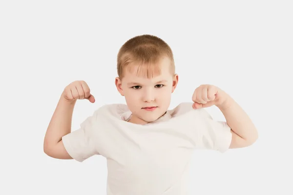 Kind zeigt den Muskel seines Arms — Stockfoto