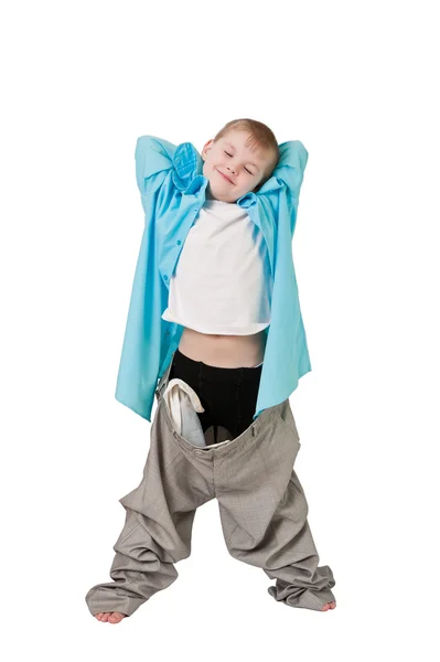 Мальчик в отцовских штанах — стоковое фото