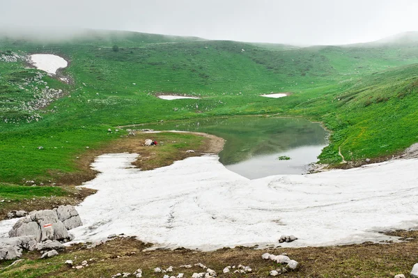 Горное озеро — стоковое фото