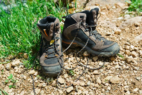 Piernas masculinas con zapatos deportivos de senderismo. piernas para hombre  con botas de trekking para actividades al aire libre.