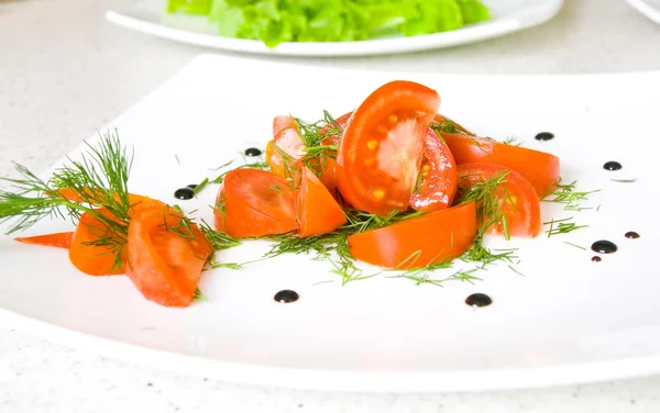 Sałatka z pomidorów i koperkiem — Zdjęcie stockowe