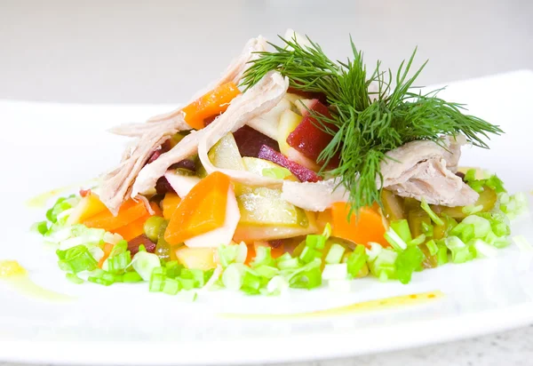 Salade van rode biet, wortel, aardappel, groene prei en vlees — Stockfoto