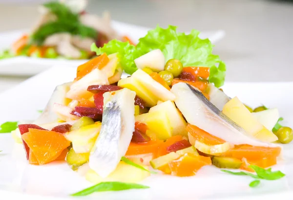 Ensalada de remolacha, zanahoria, papa, puerro verde y arenque —  Fotos de Stock