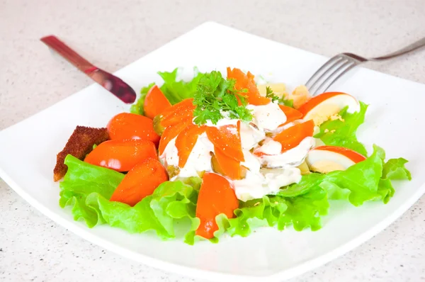 Salat aus geräucherten Eiern, Salat und Gurken — Stockfoto