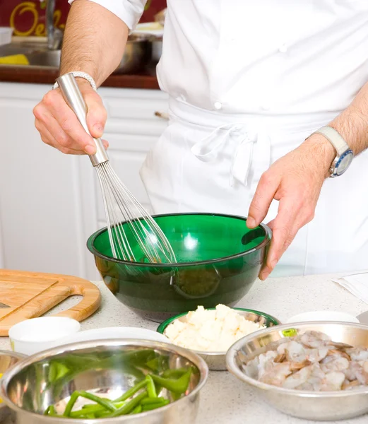 Mutfak gereçleri ile profesyonel şef el çırpma ve pan — Stok fotoğraf