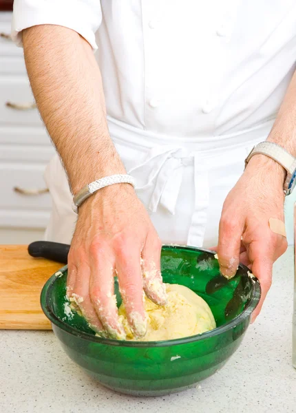 Chef professionnel faisant la pâte — Photo