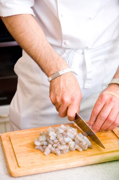 Chef tăierea creveților pe o placă de lemn — Fotografie, imagine de stoc
