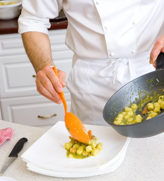 Šéfkuchař ozdobit talíř s jídlem — Stock fotografie