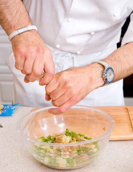 Шеф-повар готовит салат — стоковое фото