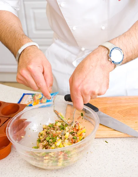 Šéfkuchař připravuje salát — Stock fotografie