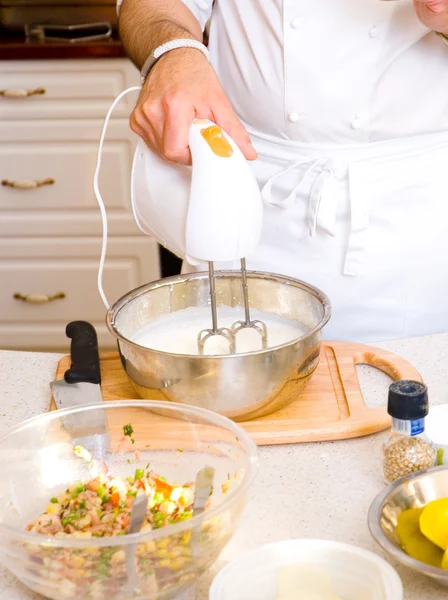 Ruce profesionální kuchař s mixer — Stock fotografie