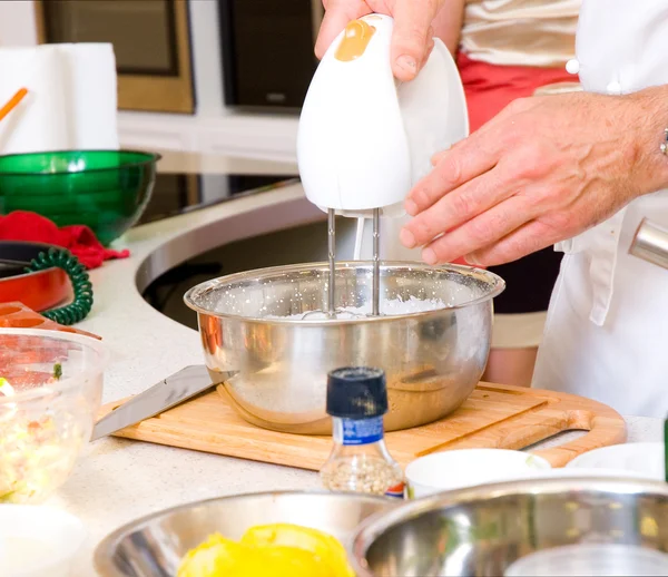 Mani professionali da chef con mixer — Foto Stock