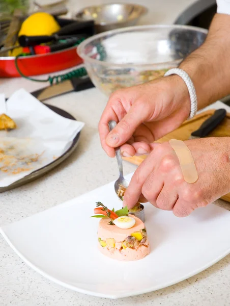 Chef decorar prato com alimentos — Fotografia de Stock