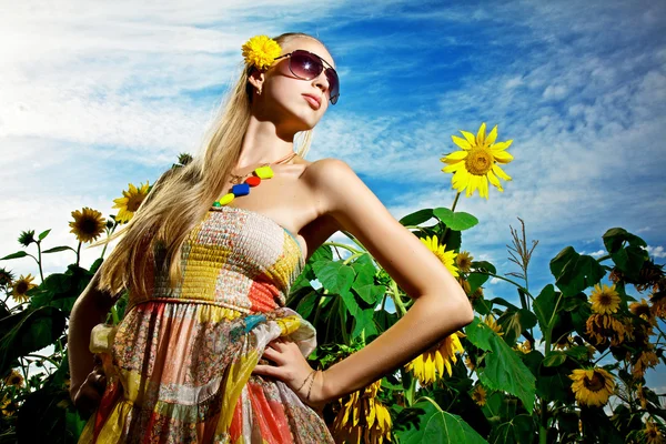 Žena na pozadí slunečnice — Stock fotografie