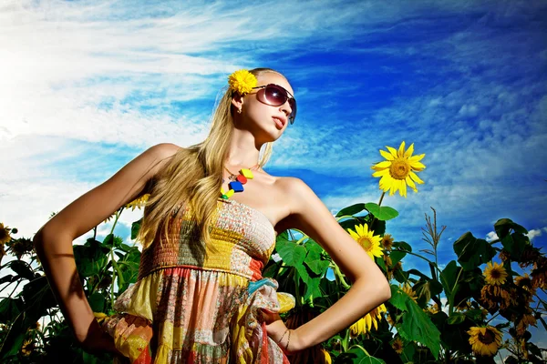 Frau auf einem Sonnenblumen-Hintergrund — Stockfoto