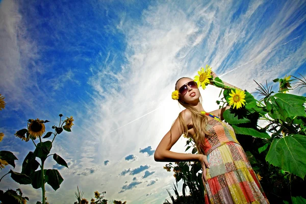 Жінка на фоні соняшників — стокове фото