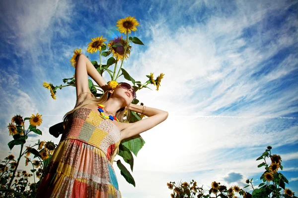 Жінка на фоні соняшників — стокове фото