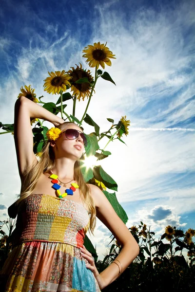 Kvinna på solrosor bakgrund — Stockfoto