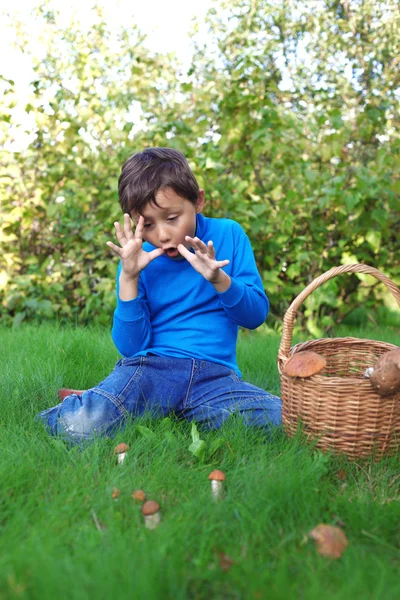 Petit garçon aux champignons en plein air — Photo