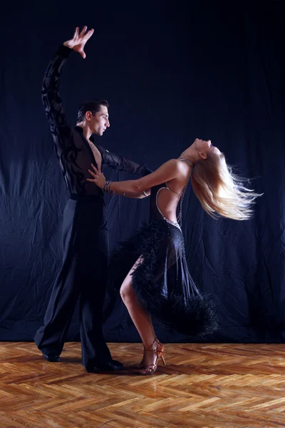 Танцоры в бальном зале — стоковое фото