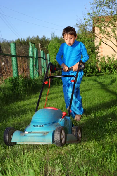 孩子草坪割草机 — 图库照片