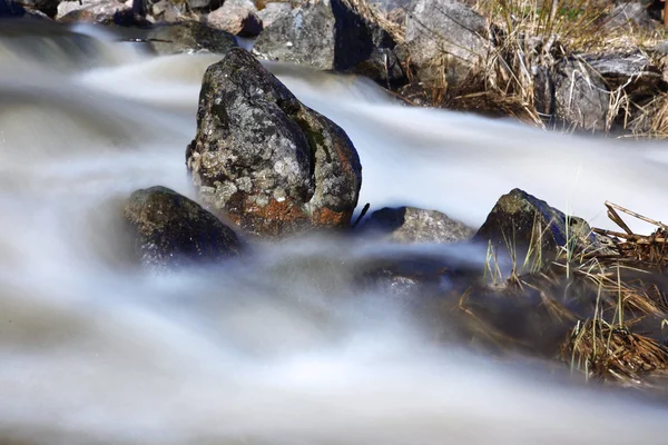 Швидший потік, що біжить по скелях — стокове фото