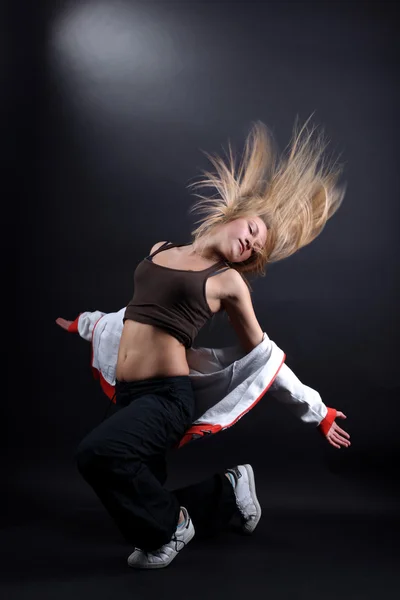 Genç kadın modern dansçı siyah karşı eylem — Stok fotoğraf