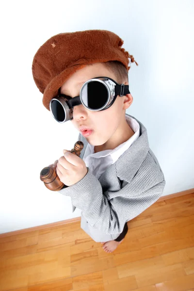 Garoto engraçado com chapéu vintage, tubo de fumante e óculos pretos — Fotografia de Stock
